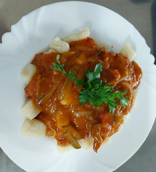 Kopytka ziemniaczane  w sosie myśliwskim , surówka