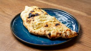 Pizza piroška sa njeguški pršutom