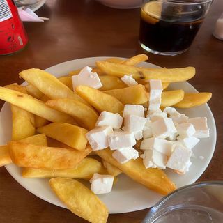 Patatas fritas con queso feta