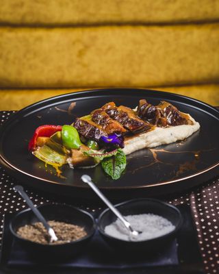 Teleća rebra otkoštena u redukovanom demiglas sosu 500 gr