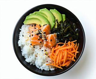 Poke bowl con salmone