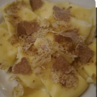 Ravioli Al Tartufo Bianco Con Virutas De Tartufo Nero