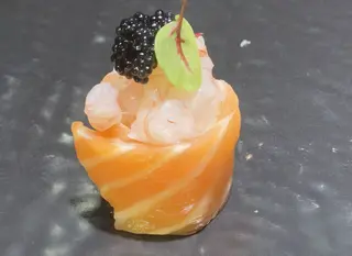 607. Gunkan salmon amaebi