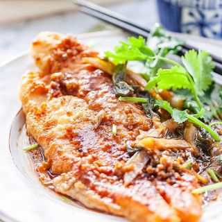 А5 Панирана бяла риба и лютиво зеле по китайски