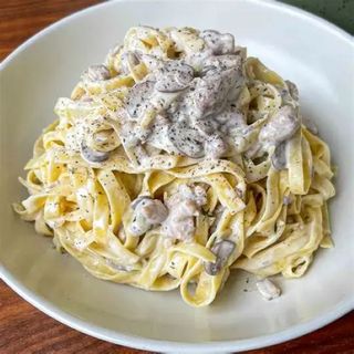 პასტა ქათმით და სოკოთი