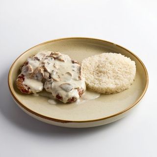 Щницель в сливочно-грибном соусе