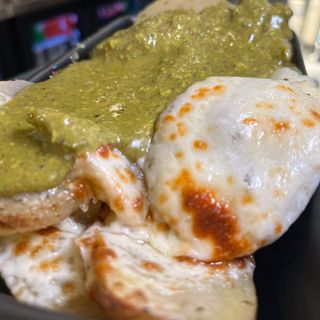 Patate al forno con provola fusa e pesto di pistacchio