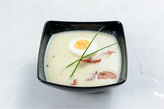 żurek z jajkiem i kiełbasą