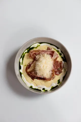 Polenta with bacon and poached egg
