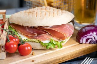 Sendvič pršut - sir