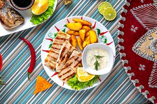 Șalău pe Grill cu sos cu și felii de cartofi