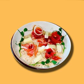 Каша вівсяна з прошуто та сиром брі (330г)