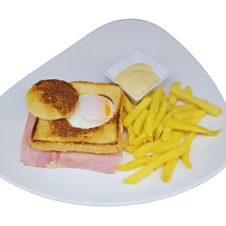 Sándwich De Jamón Y Queso Con Huevo y Patatas Fritas