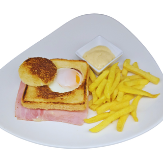 Sándwich De Jamón Y Queso Con Huevo y Patatas Fritas