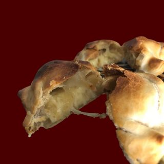 Empanada de queso y cebolla caramelizada