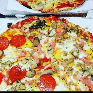 Piza peperoni becon picada y champiñón 