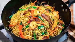 Indian Cottage Cheese (Paneer) Singapore Noodles - Medium Pack (650ML) + 1 Drink