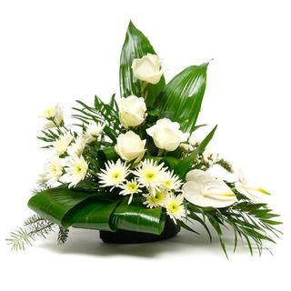 Aranjament din trandafiri, anturium, crizanteme