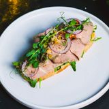 Bruschetta cu roast beef