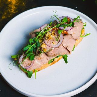 Bruschetta cu roast beef