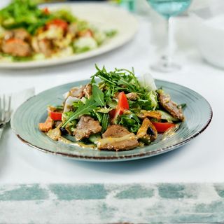 Теплий салат зі свинячої вирізки (220г)