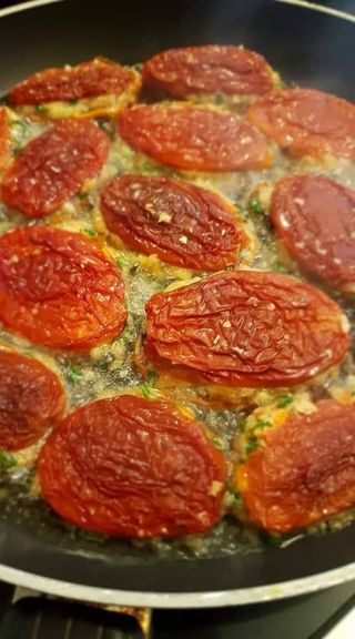 Pomodori secchi ripieni- x 3 PZ .