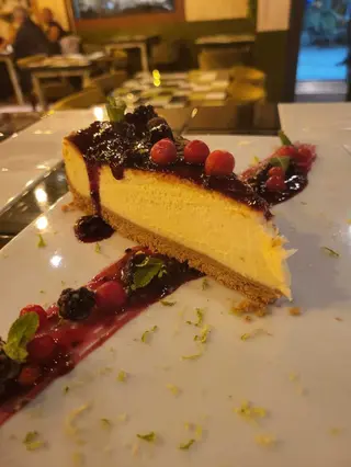 Tarta de queso con coulis de frutos rojos