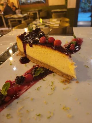 Tarta de queso con coulis de frutos rojos