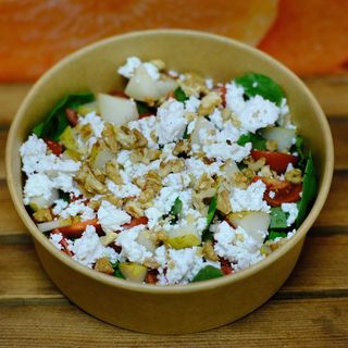 Салата със спанак и козе сирене