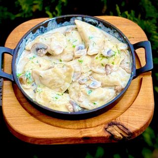 Вареники з картоплею у вершково-грибному соусі