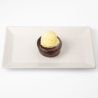 Čokoladni souffle i sladoled