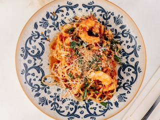 Лінгвіні з томатною пастою лососем та креветкою (300г)