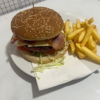 hamburguesa de ternera con  queso cheddar tomate y lechuga 