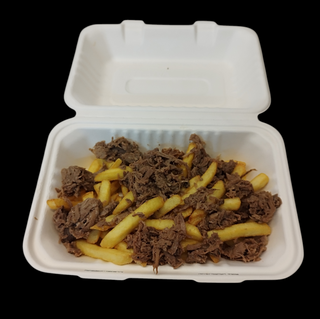 Frytki z szarpaną wołowiną