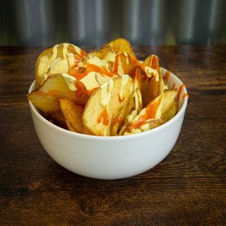 Patatas chips caseras con salsa a elegir