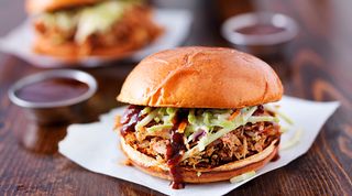 Burger z szarpaną wieprzowiną i frytkami