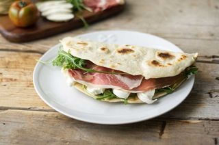 Piadina con crudo di Parma e mozzarella