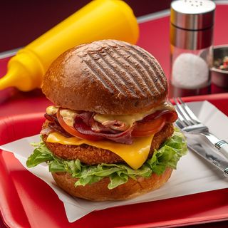 Чізбургер з курячою котлетою та беконом