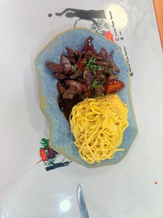 Tallarines A La Huancaína Con Lomo Saltado