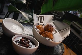 Minipapanasi cu branza si dulceata de visine