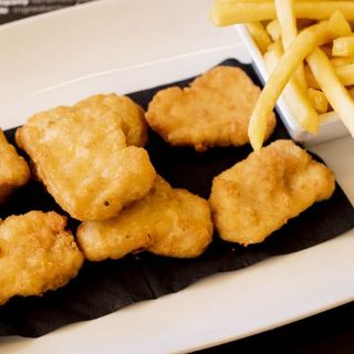 Nuggets De Pollo Con Patatas Fritas