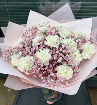 Bukiet białych goździków