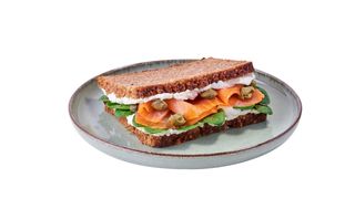 Razowa kromka z łososiem i kaparami