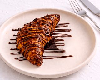 Torrija de croissant con crema de chocolate