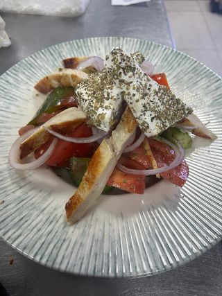 Grčka salata sa ćuretinom