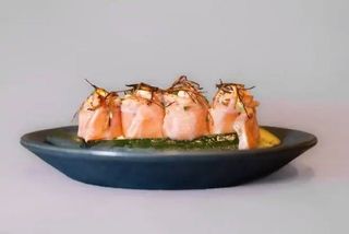 Gunkan de Salmão Braseado