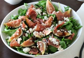 Salada de presunto e pepitas de figo