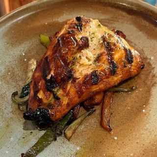 Salmón A La Brasa Sobre Wok De Verduras