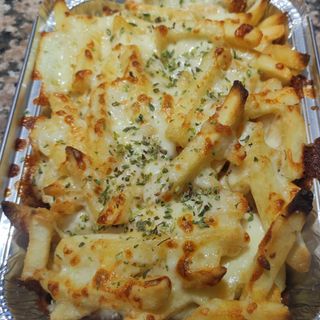 Patatas fritas gratinado con becon y queso