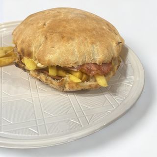 Puccia con cotoletta e patatine